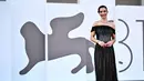 <p>Amy Jackson tampil memukau bergaun bustier tulle off shoulder yang disulam dengan kristal-kristal yang menurun dan menyerupai langit gelap yang dipenuhi dengan bintang-bintang yang berkilauan. (Marco BERTORELLO / AFP)</p>