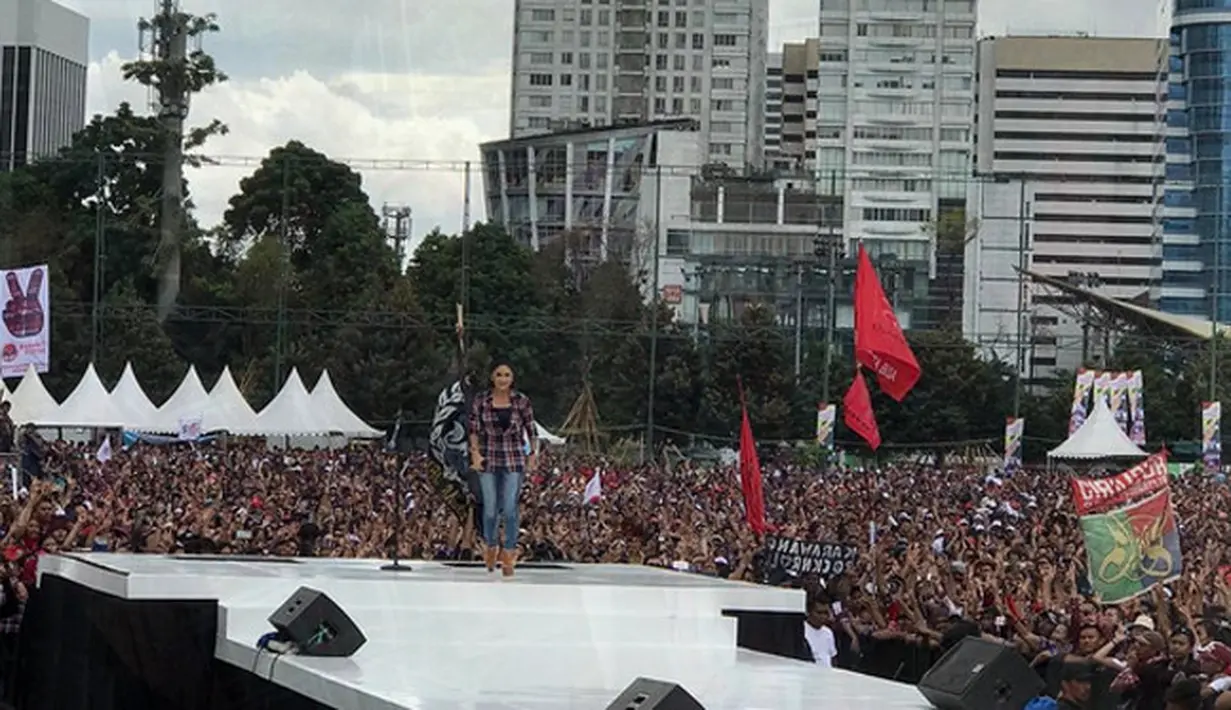 Krisdayanti saat mengisi acara pada Konser Gue 2. Banyak selebriti yang secara terang-terangan menentukan pilihan pada calon yang di usungnya. (dok. Instagram)