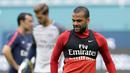 Bek baru Paris Saint-Germain, Dani Alves, mengikuti sesi latihan di Miami, Selasa (25/7/2017). Paris Saint-Germain akan menghadapi Juventus pada laga turnamen pramusim bertajuk International Champions Cup 2017 di AS. (AP/Lynne Sladky)