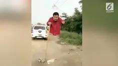 Seorang pria memamerkan dirinya sedang melayang di udara. Namun, sesuatu yang tak diinginkannya terjadi.