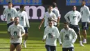 Pemain Spanyol melakukan pemanasan saat sesi latihan jelang laga UEFA Nations League di Stadion Olimpiyskiy, Senin (12/10/2020). Spanyol akan berhadapan dengan Ukraina. (AP/Efrem Lukatsky)