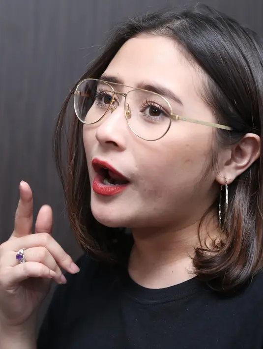 "Salah satunya itu ya dia tuh hantu yang ikut hari ini. Padahal rumahnya di Bogor, tapi dari kemarin dia ikut ke Tangerang, ke Pondok Gede. Bukan cuma banyak tapi semua penonton tuh punya rasa memiliki yang besar," kata Prilly. (Nurwahyunan/Bintang.com)