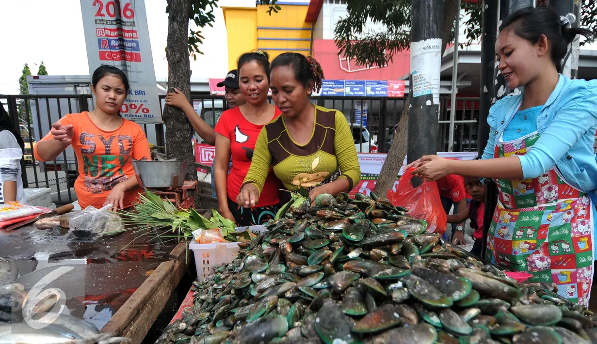 Pedagang kerang hijau saat merapihkan dagangannya di pasar Kramat jati, Jakarta Timur, Kamis (31/12). Jelang malam tahun baru, warga banyak berburu kerang hijau untuk merayakan malam tahun baru. (Liputan6.com/Yoppy Renato)