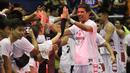 Pebasket Stapac Jakarta, Muhammad Thoyib, menyapa fans saat merayakan gelar juara usai mengalahkan Satria Muda Jakarta pada laga final IBL 2019  di C-Tra Arena, Bandung, Sabtu (23/3). Stapac menang 74-56 atas Satria Muda. (Bola.com/M Iqbal Ichsan)