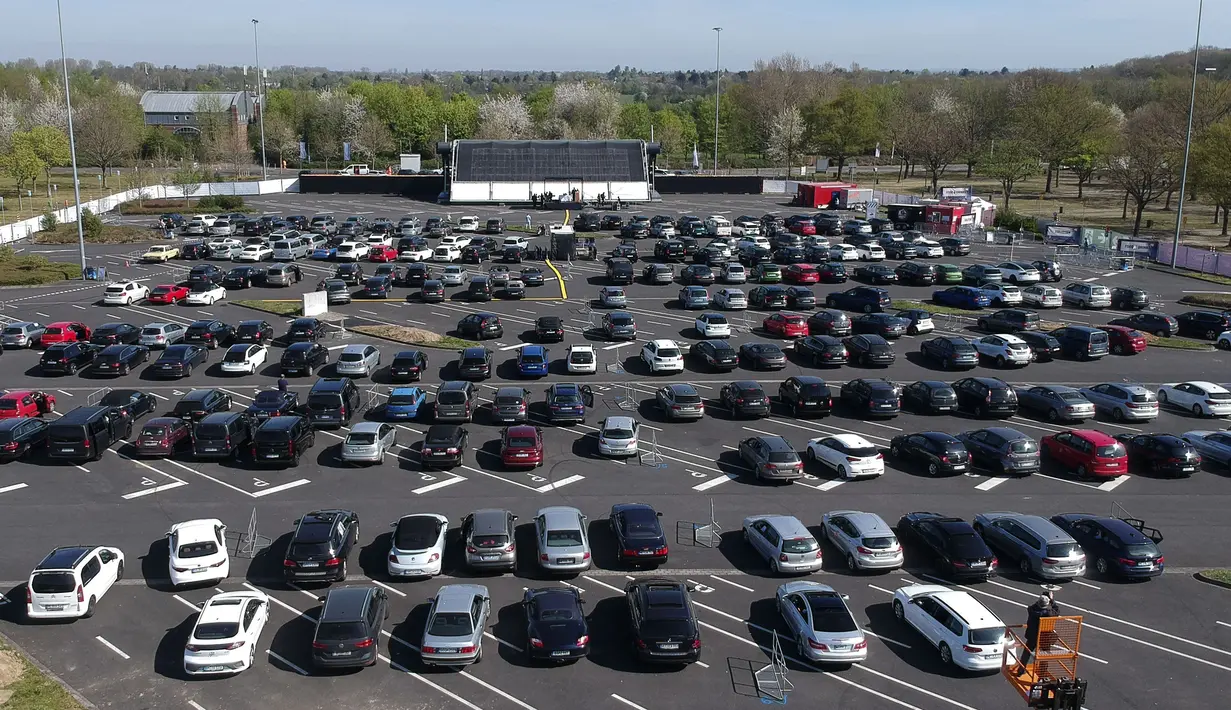 Umat kristiani berdoa dalam mobil saat kebaktian Jumat Agung di sebuah bioskop drive-in di Duesseldorf, Jerman, Jumat (10/4/2020). Kebaktian Jumat Agung secara drive-in dilakukan setelah Jerman menutup semua tempat ibadah untuk mencegah penyebaran virus corona COVID-19. (AP Photo/Martin Meissner)