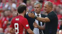 Gelandang Manchester United, Juan Mata, ditarik keluar manajer Jose Mourinho pada laga Community Shield kontra Leicester City di Wembley Stadium, London, Minggu (7/8/2016). (AFP/Ian Kington)