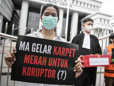 Aktivis ICW menggelar aksi di depan Gedung Mahkamah Agung, Jakarta, Senin (8/11/2021). Aksi ini buntut dari MA yang mengeluarkan putusan kabul atas permohonan uji materi terhadap PP 99 Tahun 2012 tentang Syarat dan Tata Cara Pelaksanaan Hak Warga Binaan Pemasyarakatan. (Liputan6.com/Faizal Fanani)