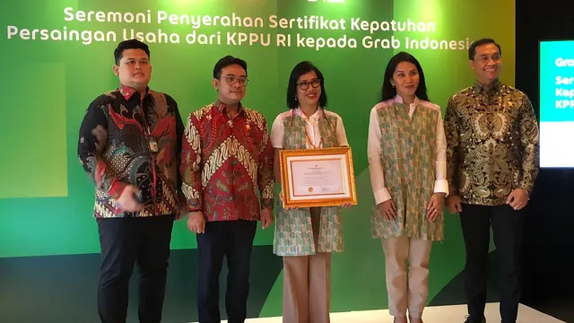 Seremoni penyerahan sertifikat kepatuhan persaingan usaha dari KPPU RI kepada Grab Indonesia, Senin (25/3/2024). (Foto: Liputan6.com/Tira Santia)
