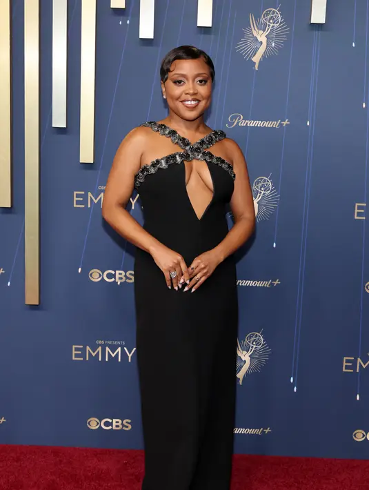 Quinta Brunson mengenakan gaun hitam berbahan krep elastis dengan tali silang bersulam. Gaun berdetail potongan itu , dilengkapi dengan anting dan cincin emas putih dan berlian dari koleksi Perhiasan Mewah Louis Vuitton. [Louis Vuitton]