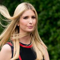 Penasihat Gedung Putih yang juga putri Presiden Amerika Serikat Donald Trump, Ivanka Trump tiba menghadiri acara "White House Sports and Fitness Day" di Gedung Putih, Washington, AS, (30/5). (AP Photo / Susan Walsh)