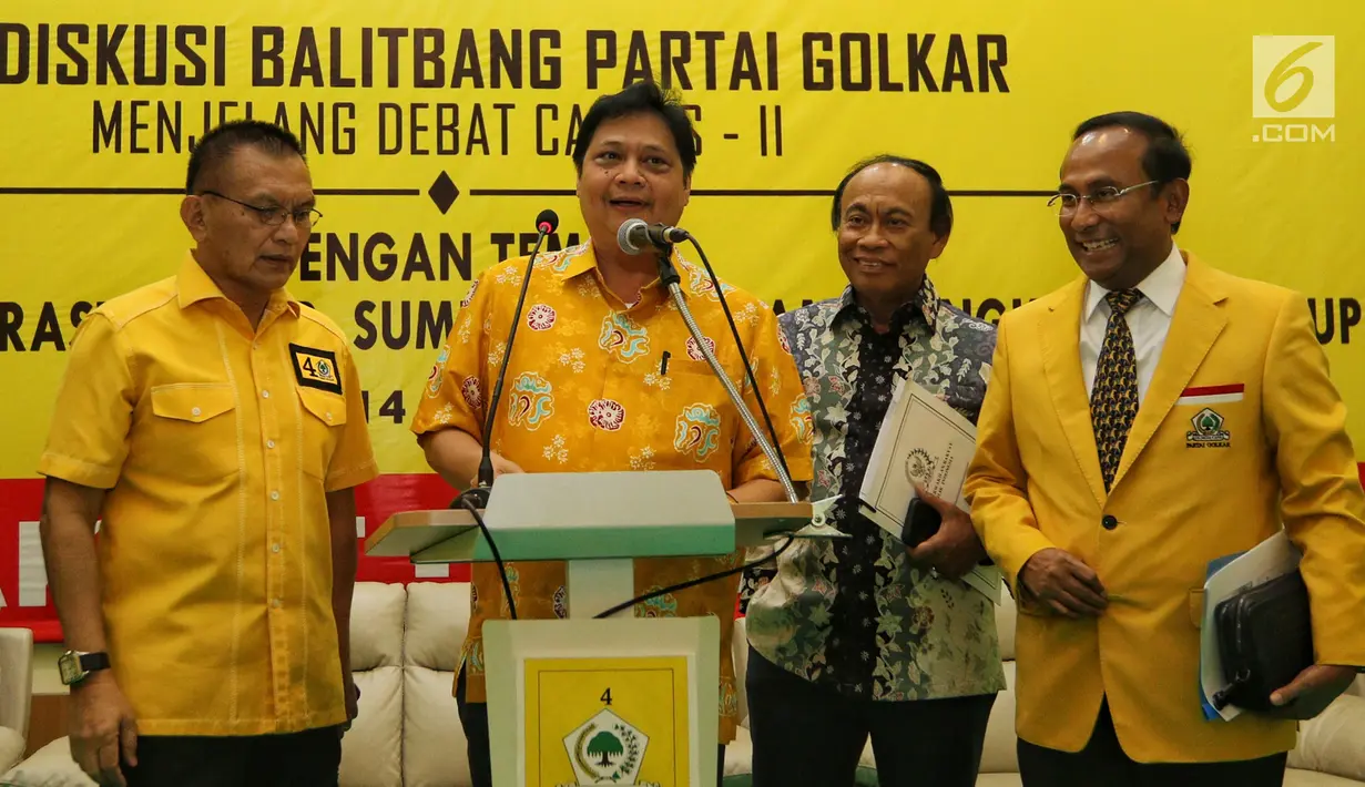 Ketum Partai Golkar Airlangga Hartarto (dua kiri) bersama sejumlah pengurus saat membuka diskusi BALITBANG Partai Golkar di Jakarta, Kamis (14/2). Tema infrastruktur menjadi salah satu tema dalam debat kedua calon presiden. (Liputan6.com/JohanTallo)