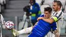 Bek Juventus, Leonardo Bonucci, berebut bola dengan pemain Dynamo Kiev, Benjamin Verbic, pada laga Liga Champions di Stadion Allianz, Kamis (3/12/2020). Juventus menang dengan skor 3-0. (Marco Alpozzi/LaPresse via AP)