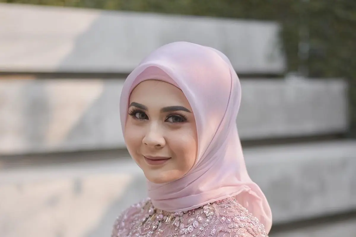 FOTO: Gaya Hijab Kesha Ratuliu, Cantik Memukau dan Simpel