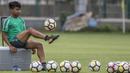 Gelandang Timnas Indonesia, Muhammad Hargianto, melakukan juggling saat latihan di Lapangan ABC Senayan, Jakarta, Jumat (19/1/2018). Pemusatan latihan ini dilakukan jelang Asian Games 2018. (Bola.com/Vitalis Yogi Trisna)