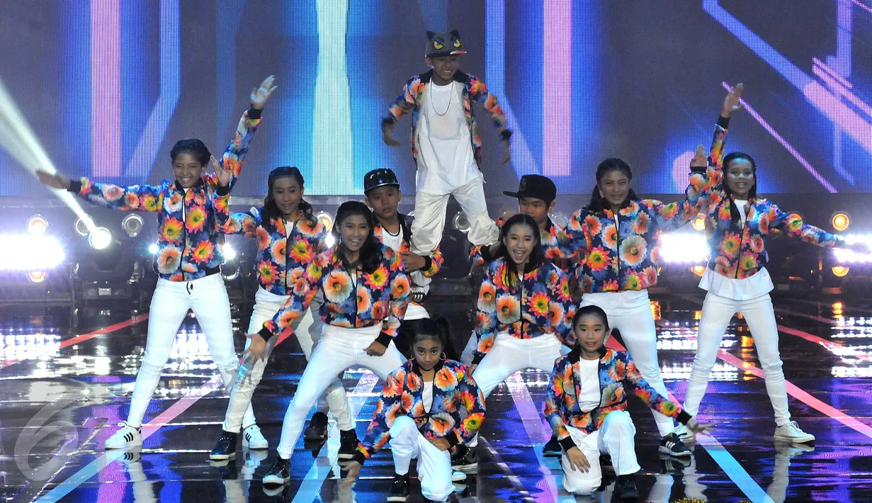 Penampilan sejumlah anak saat konser amal "Voice Of Indonesia", Jakarta, Sabtu (17/10/2015). Konser tersebut sebagai aksi peduli kepada masa depan anak Indonesia. (Liputan6.com/Helmi Afandi)