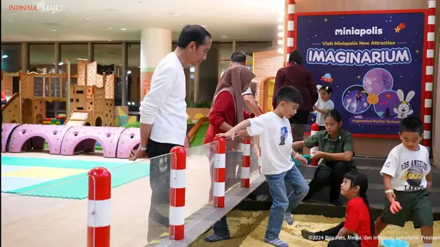 Momen Presiden Joko Widodo (Jokowi) saat mengajak empat cucunya bermain di Mal Kawasan Jakarta Pusat. (Dok. Biru Pers Sekretariat Presiden)
