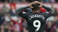 Striker Arsenal, Alexandre Lacazette, tampak kecewa usai dikalahkan Stoke City pada laga Premier League di Stadion Bet365, Sabtu (19/8/2017). Stoke City menang 1-0 atas Arsenal. (AFP/Roland Harrison)