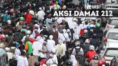 Tidak semua aksi longmarch yang dilakukan peserta demo 2 Desember untuk Salat Jumat di Monumen Nasional atau Monas berjalan sesuai rencana. Puluhan warga yang sudah berjalan kaki dari lokasi tempat mereka kumpul, harus rela menepi ke masjid terdekat ...
