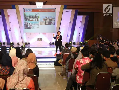 Direktur Program SCM, Harsiwi Achmad memberikan materi tentang dunia pertelevisian kepada peserta EGTC 2018 Bandung di Graha Sanusi Hardjadinata, Universitas Padjajdaran, Bandung, Kamis (6/12). (Liputan6.com/Helmi Fithriansyah)