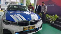Mobil pengawalan delegasi G20 di Bandara Soetta, beemerk BMW dengan series 330e. (Liputan6.com/Pramita Tristiawati)