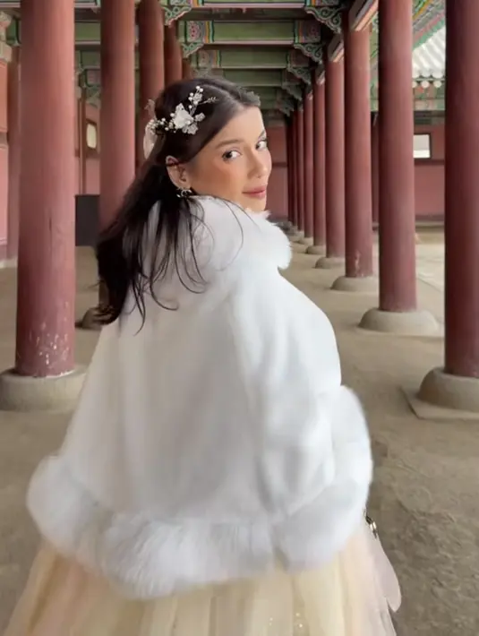 Berada di Korea Selatan pada saat musim dingin, Sabrina pun melengkapi hanboknya dengan cape putih berbulu. Membuatnya tampil bak princess. [@sabrinachairunnisa_]
