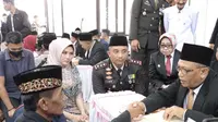 Sebanyak 17 pasangan di Jombang mengikuti nikah massal. (Dian Kurniawan/Liputan6.com).