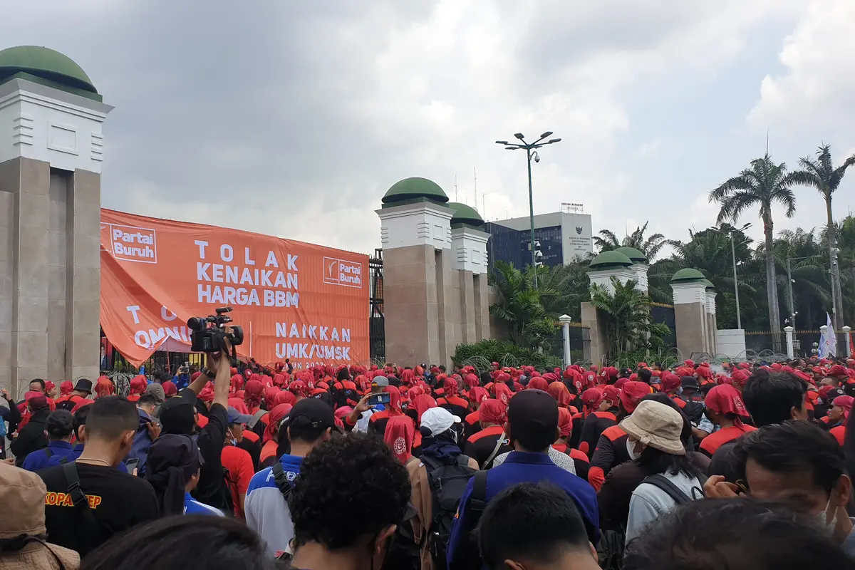 Massa buruh menggeruduk Gedung DPR-MPR RI