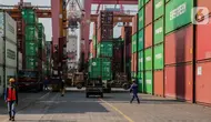 Aktivitas bongkar muat peti kemas di Pelabuhan Tanjung Priok, Jakarta, Kamis (14/4/2022). Neraca perdagangan Indonesia diproyeksi masih akan mencatatkan surplus yang tinggi pada Maret 2022. (Liputan6.com/Faizal Fanani)