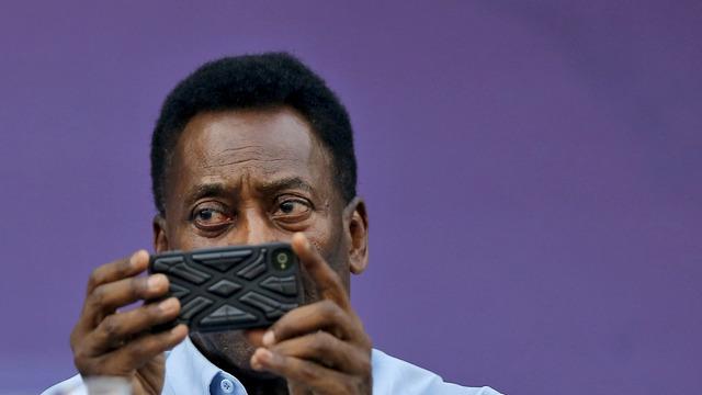 Pele yang terlahir dengan nama  Edson Arantes do Nascimento pada tanggal 23 October 1940 baru saja merayakan HUT-nya yang ke-75 tahun. Ia adalah legenda sepak bola Brasil sepanjang masa.