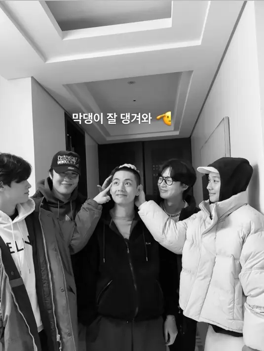 Park Seo Joon melalui Instagram membagikan foto Wooga Squad— yang beranggotakan Park Seo Joon, V, Park Hyung Sik, Peakboy, dan Choi Woo Shik—. “Makdaengyi (mengacu pada V sebagai anggota termuda), kembalilah dengan selamat," kata Seo Joon. (Foto: Instagram/ bn_sj2013)