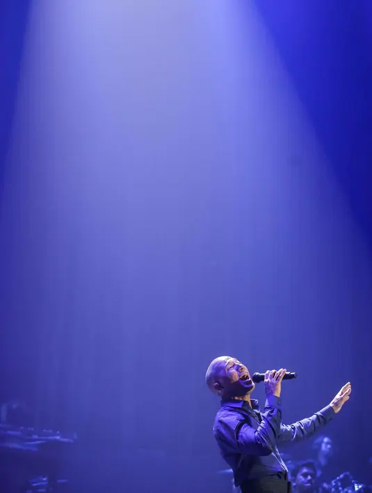 Aksi panggung Marcell saat tampil dalam konser “ Marcell Tujuh Belas" di Balai Sarbini, Jakarta, Jumat (18/10/2019). Konser perayaan 17 tahun bermusik Marcell berjalan hampir 2,5 jam. (Liputan6.com/Faizal Fanani)