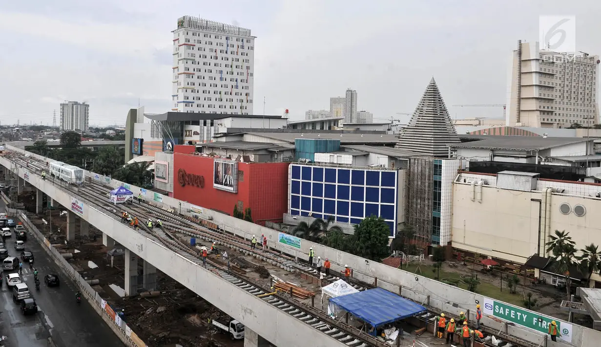 Pemandangan pengerjaan Light Rail Transit (LRT) di Jalur Section 5A, Kelapa Gading, Jakarta Utara, Rabu (18/4). Rencananya, LRT akan diuji coba beberapa bulan ke depan. (Merdeka.com/Iqbal Nugroho)