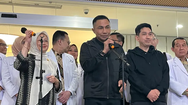 Bakal pasangan calon gubernur dan wakil gubernur Jakarta jalur independen Dharma Pongrekun-Kun Wardana usai menjalani tes kesehatan di RSUD Tarakan, Jakarta Pusat pada Minggu (1/9/2024).