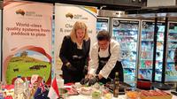 Menteri Pertanian, Perikanan, dan Kehutanan Australia, Julie Collins MP, menghadiri acara demo masak bersama Chef Vindex Tengker di Ranch Market Grand Indonesia, Kamis (31/7/2025) (Dok. Liputan6.com/Indra C. Vanleon).