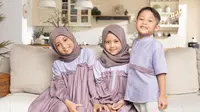 Ketiga anak Desta dan Natasha Rizky turut berkontribusi menjadi model brand sang mama, Alur Cerita. Megumi, Mishka, dan Miguel tampil kompak mengenakan busana muslim nuansa ungu. [@natasharizkynew]