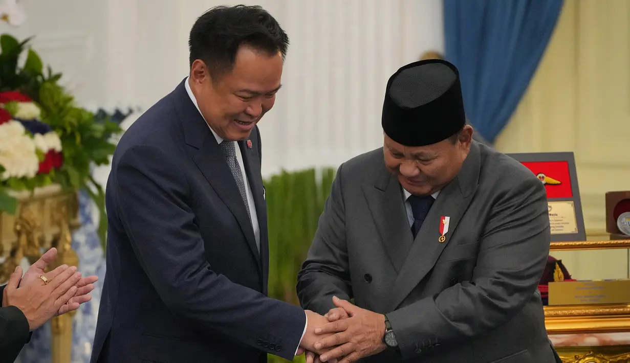 Presiden Prabowo Subianto bersama Perdana Menteri (PM) Thailand Anutin Charnvirakul  saling berjabat tangan usai menggelar keterangan pers saat kunjungan kenegaraan di Istana Merdeka, Jakarta, Senin (3/8/2026). (AP Photo/Tatan Syuflana)