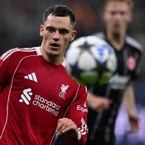 Gelandang Liverpool asal Jerman #07, Florian Wirtz, mengontrol bola dalam pertandingan Liga Champions UEFA antara Eintracht Frankfurt dan Liverpool FC di Frankfurt, Jerman Barat, pada 22 Oktober 2025. (Kirill KUDRYAVTSEV/AFP)