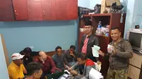 Pelaku perjudian di Kabupaten Tangerang, Banten, yang ditangkap Polresta Tangerang, Sabtu (26/8/2017). (Liputan6.com/Pramita Tristiawati)