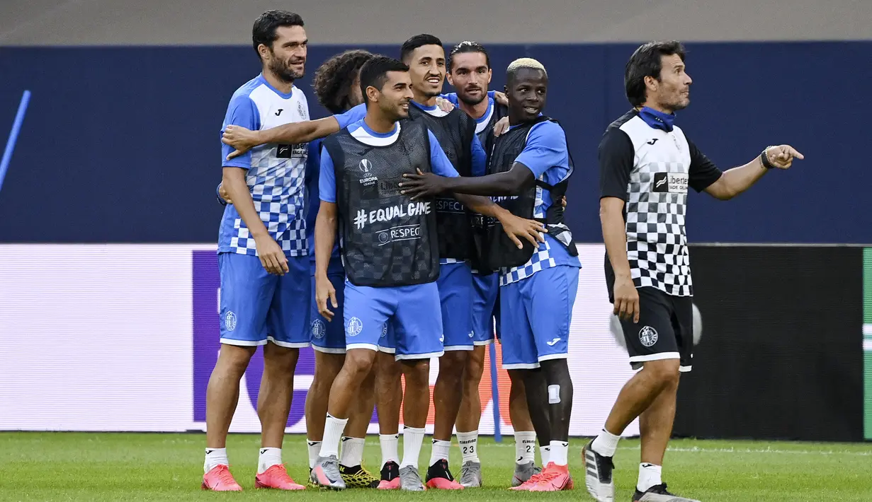 Para pemain Getafe berkumpul bersama selama sesi latihan di Veltins-Arena di Gelsenkirchen, Jerman, Selasa, (4/8/2020). Getafe akan bertanding melawan Inter Milan pada babak 16 besar Liga Europa di Veltins Arena. (Ina Fassbender/Pool via AP)