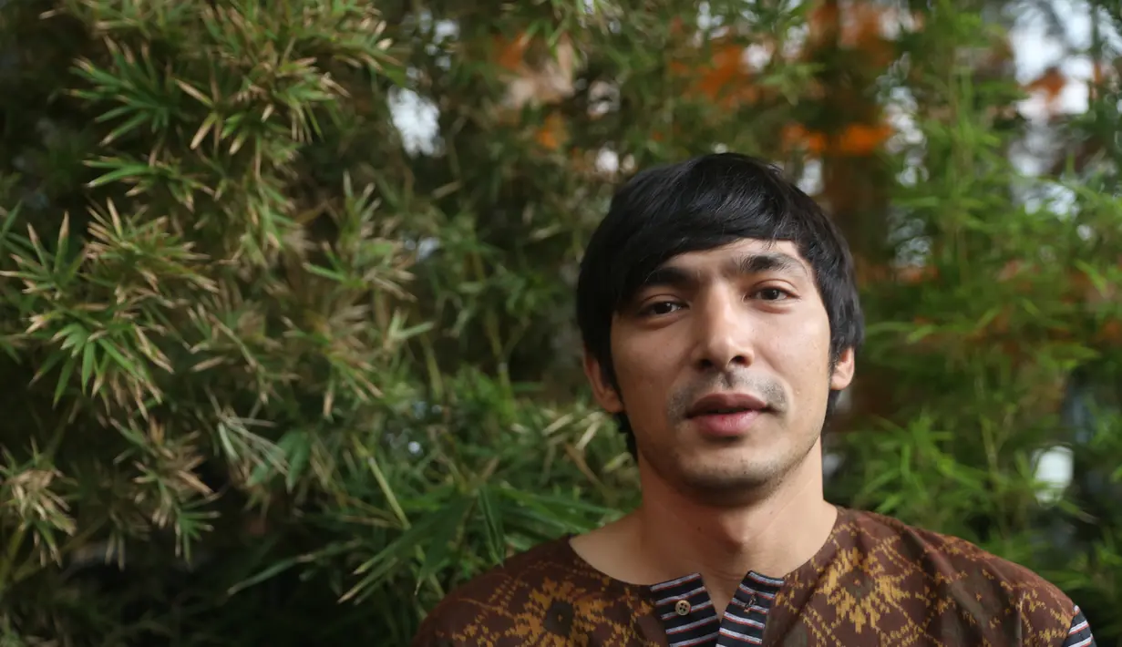 Sosok Pak RT di dalam diri aktor pemeran ‘Negeri Van Oranje’ ini juga diakui oleh lawan mainnya di film ‘Bulan Terbelah di Langit Amerika’, Acha Septriasa. Menurut Acha, banyak orang yang bergantung pada Abimana ketika bepergian. (Andy Masela/Bintang.com)