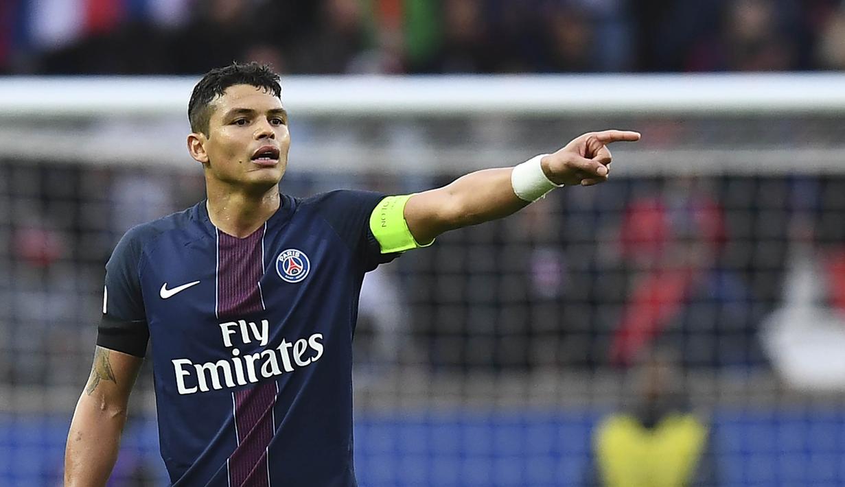 5. Thiago Silva - Datang dari AC Milan pada tahun 2012, bek tengah ini terbukti menjadi fondasi utama kekuatan PSG. Kepiawaianya dalam menghalau serangan menggunakan kaki dan kepalanya membuatnya tak tergantikan. (AFP/Franck Fife)