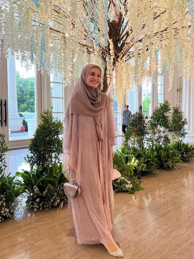 7 Ide OOTD Kondangan Hijab Simple ala Seleb, dari Citra Kirana hingga Tya Ariestya