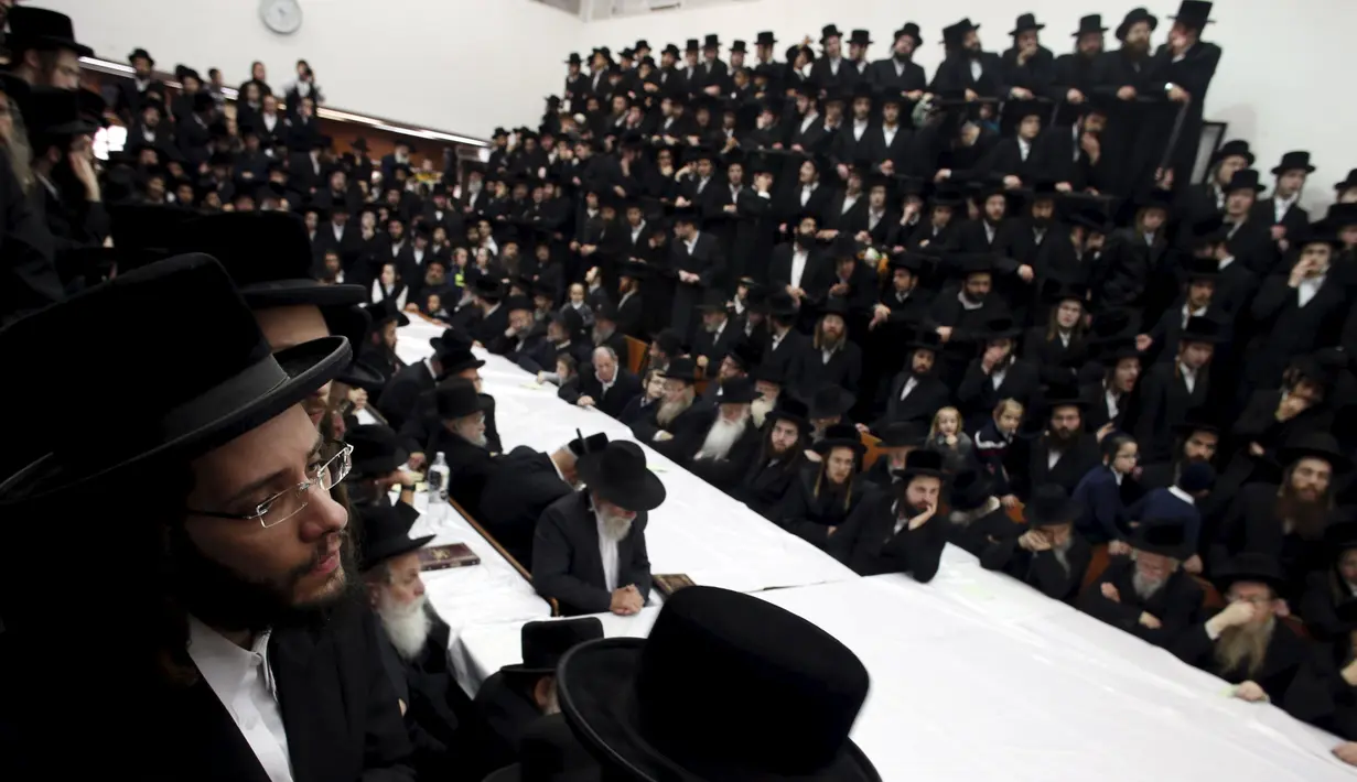Ratusan jemaat Yahudi Ultra-Orthodoks dari dinasti Belz Hasidic saat mengikuti perayaan Tu Bishvat, hari Arbor Yahudi di Jerusalem, (25/1). Tu Bishvat adalah salah satu dari empat "Tahun Baru" yang disebutkan di Mishnah. (REUTERS/Baz Ratner)