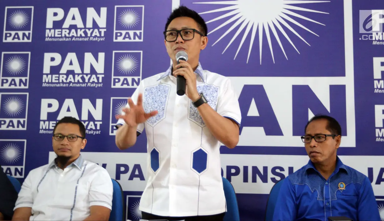 Ketua DPW PAN Provinsi DKI Jakarta Eko Hendro Purnomo atau Eko Patrio (tengah) memberi pengarahan saat konsolidasi bakal calon anggota legislatif di Jakarta, Sabtu (24/3). Ratusan orang daftar bakal caleg lewat PAN. (Liputan6.com/JohanTallo)