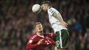 Bek Irlandia, Shane Duffy, membuang bola dari gelandang Denmark, Andreas Cornelius, pada laga Kualifikasi Piala Dunia 2018 di Stadion Telia Parken, Kobenhavn, Minggu (12/11/2017). Kedua negara bermain imbang 0-0. (AP/Gregers Tycho)