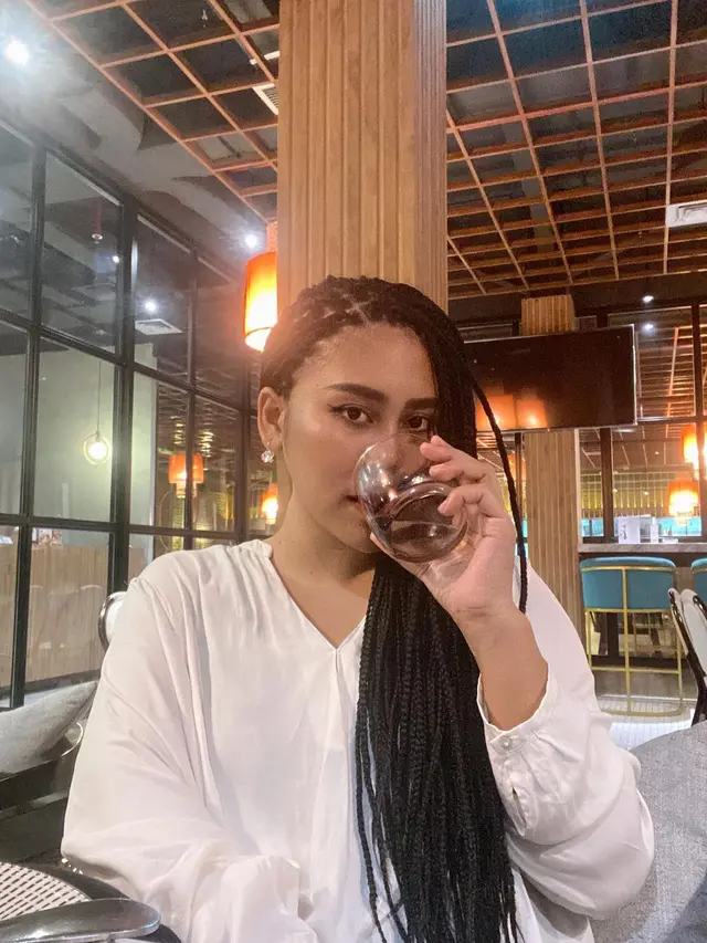 6 Potret Evi Masamba dengan Gaya Rambut Cornrow, Bikin Pangling
