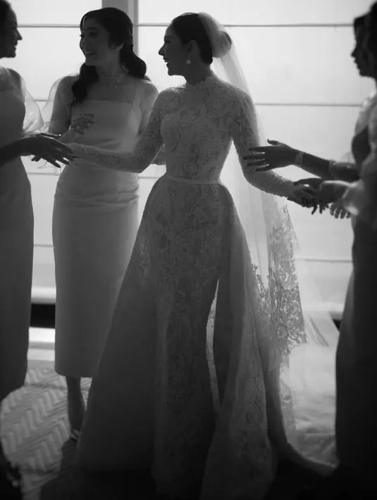 Apalagi dikelilingi bridesmaid yang juga memberikan kebahagiaan tersendiri bagi pengantin yang memakai cincin mutiara tersebut. [Foto: Instagram @thebridestory]
