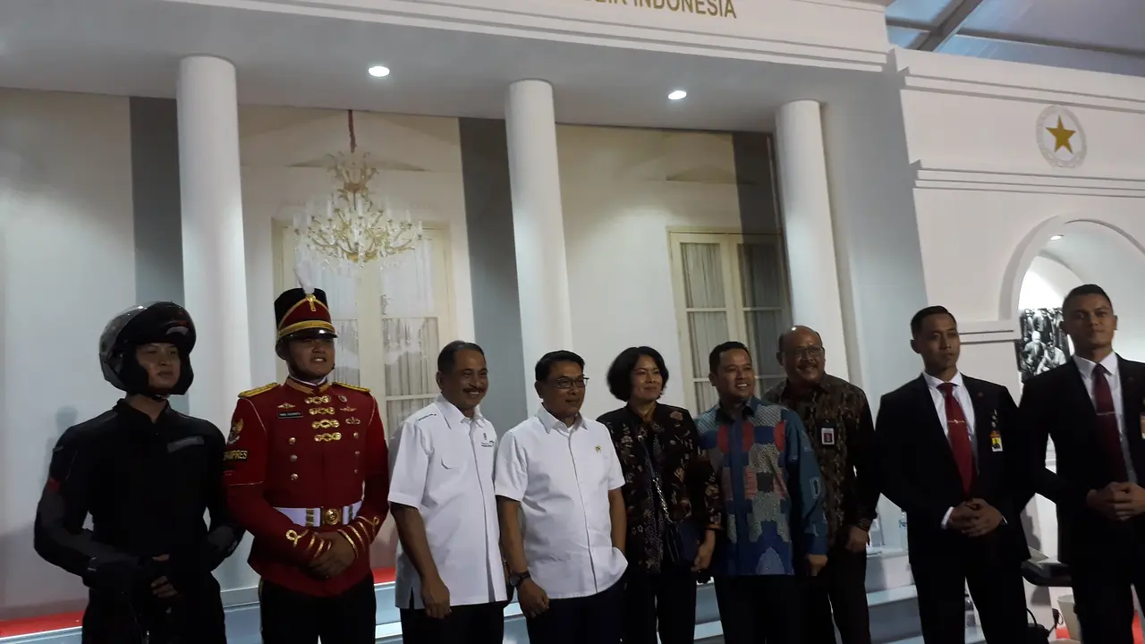 Menpar Arief Yahya, Kepala Staf Kepresidenan moeldoko serta rombongan, berswa-foto di both milik Kementerian Sekretariat Negara, di pameran SAIK 2018, di Kota Tangerang, Senin (3/12/2018).