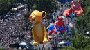 Kemeriahan parade balon di Alameda Avenue, Santiago, Chile begitu terasa. (RODRIGO ARANGUA/AFP)
