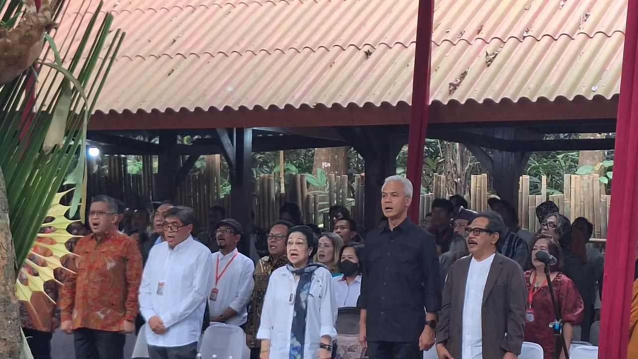 Ketua Dewan Pengarah Badan Pembinaan Ideologi Pancasila (BPIP) sekaligus Presiden kelima RI Megawati Soekarnoputri menghadiri acara peresmian patung Bung Karno di Omah Petroek, Wonorejo, Yogyakarta, Rabu (23/8/2023). (Liputan6.com/Lizsa Egaham)